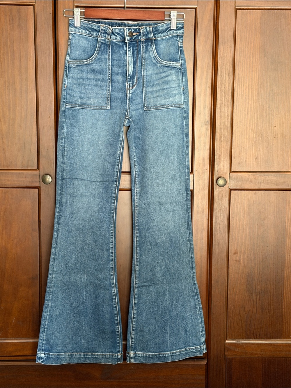 American Eagle Super Hi-Rise Flare Women’s Jeans in Medium Blue - size 4R